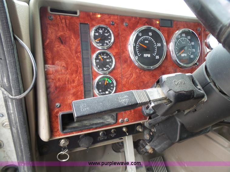 image for item J4978 2004 International 9400i semi truck