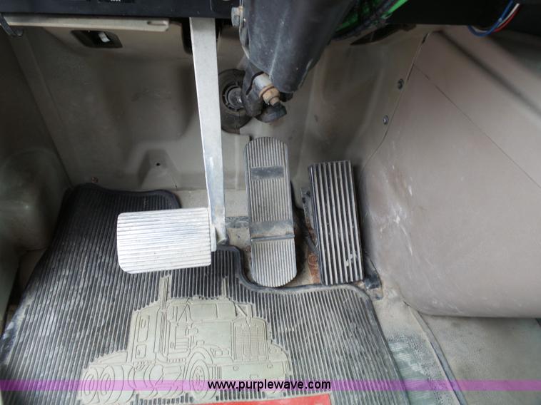 image for item J4978 2004 International 9400i semi truck