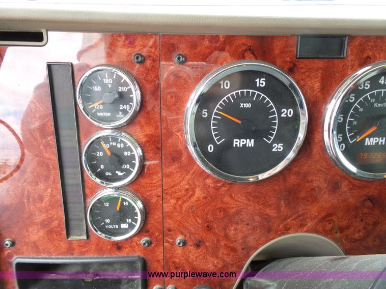 image for item J4978 2004 International 9400i semi truck