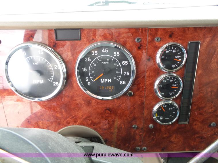 image for item J4978 2004 International 9400i semi truck