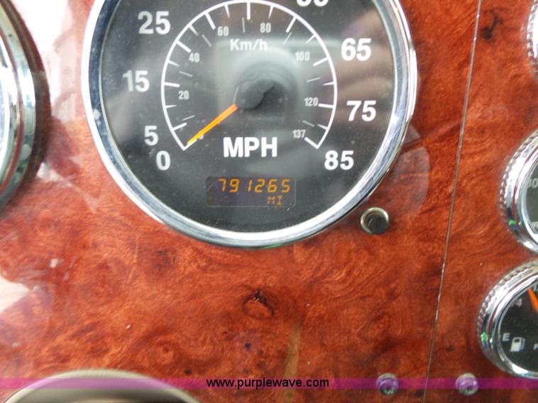 image for item J4978 2004 International 9400i semi truck