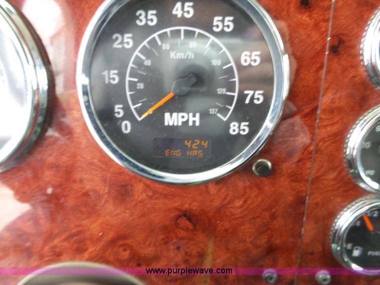 image for item J4978 2004 International 9400i semi truck