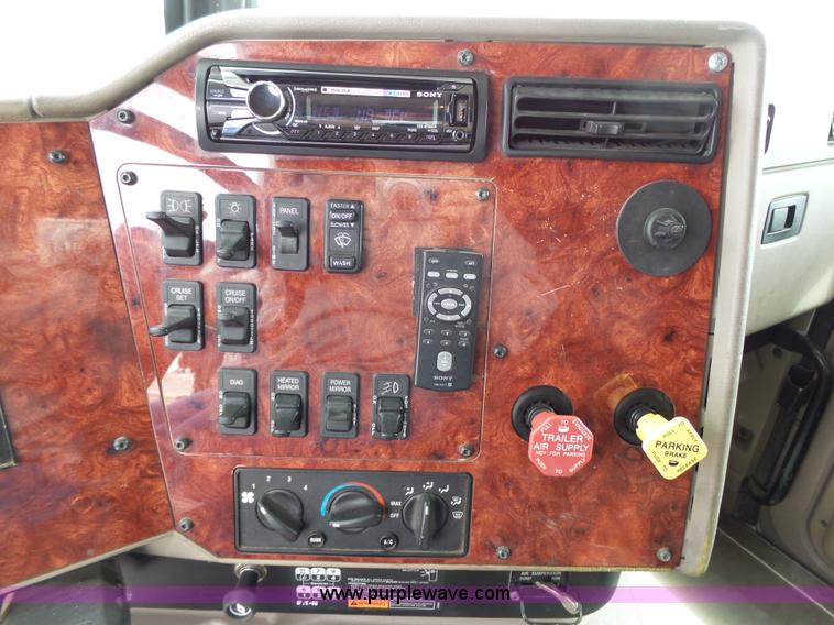 image for item J4978 2004 International 9400i semi truck