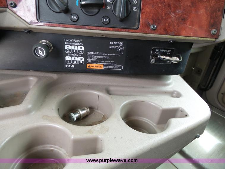 image for item J4978 2004 International 9400i semi truck