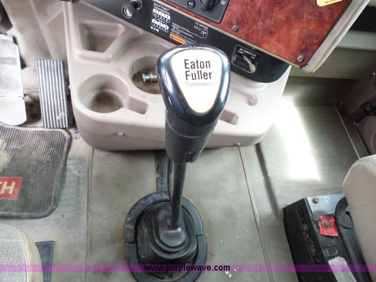 image for item J4978 2004 International 9400i semi truck