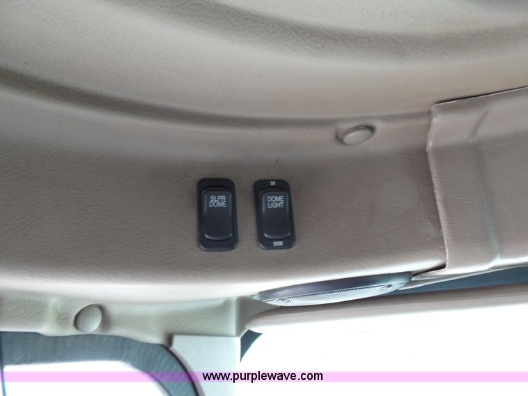 image for item J4978 2004 International 9400i semi truck