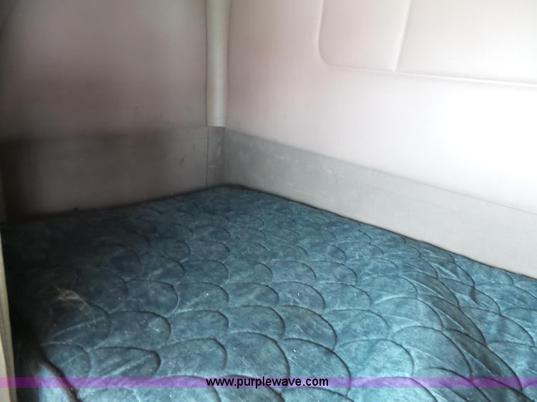 image for item J4978 2004 International 9400i semi truck