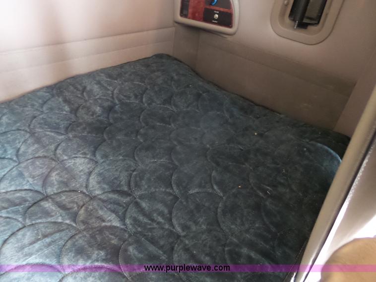 image for item J4978 2004 International 9400i semi truck