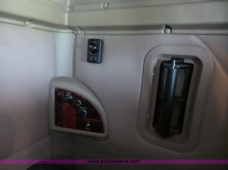 image for item J4978 2004 International 9400i semi truck