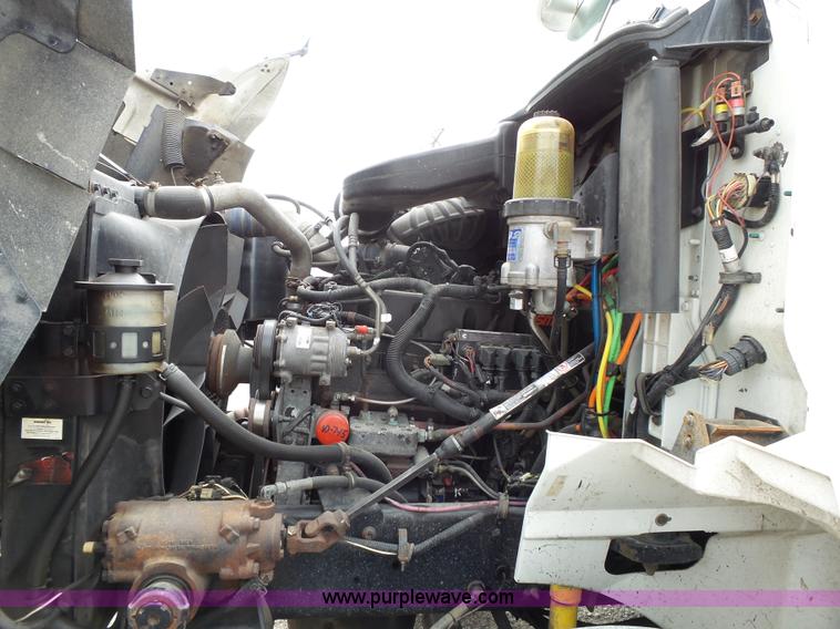 image for item J4978 2004 International 9400i semi truck