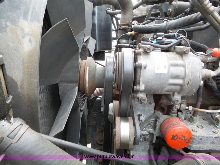 image for item J4978 2004 International 9400i semi truck