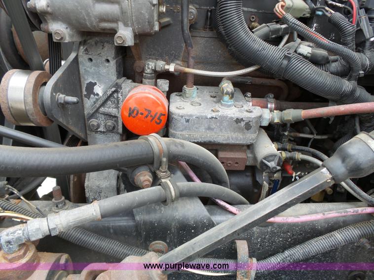 image for item J4978 2004 International 9400i semi truck