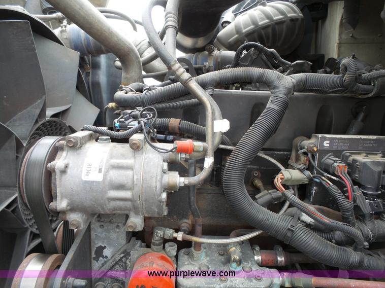 image for item J4978 2004 International 9400i semi truck