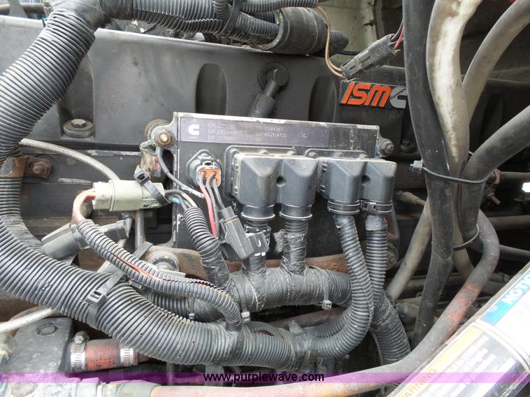 image for item J4978 2004 International 9400i semi truck