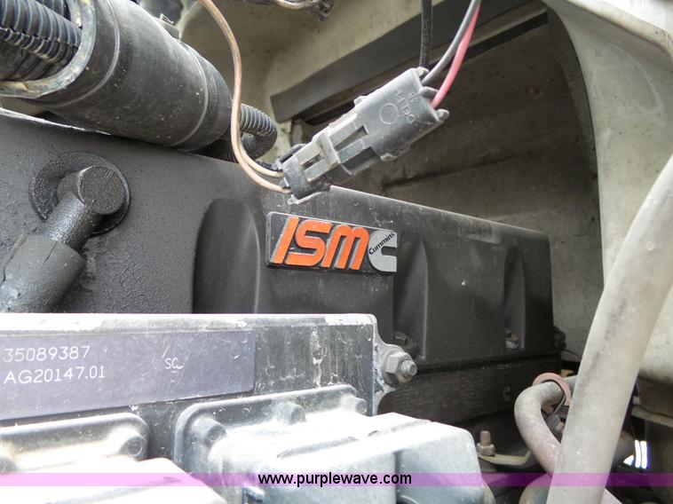 image for item J4978 2004 International 9400i semi truck