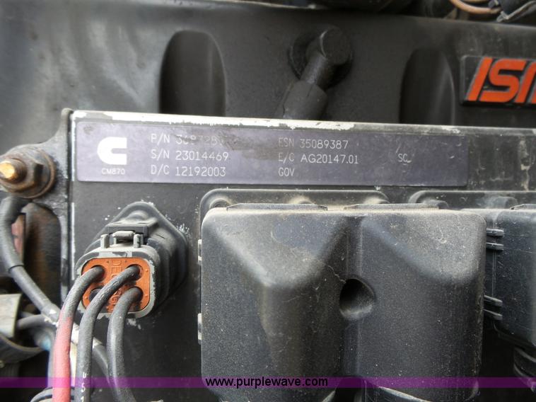 image for item J4978 2004 International 9400i semi truck