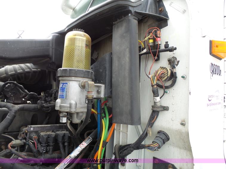 image for item J4978 2004 International 9400i semi truck