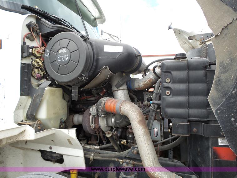 image for item J4978 2004 International 9400i semi truck