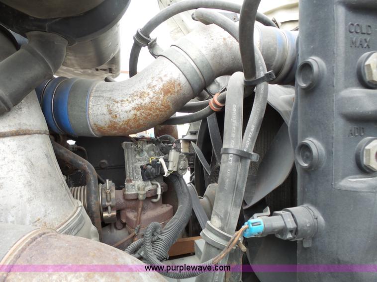 image for item J4978 2004 International 9400i semi truck