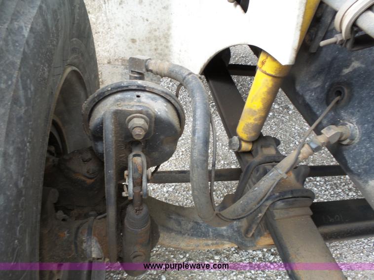 image for item J4978 2004 International 9400i semi truck