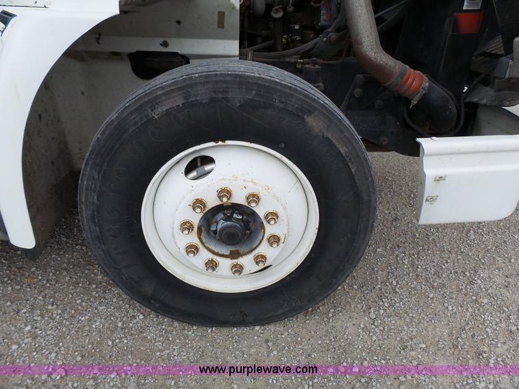 image for item J4978 2004 International 9400i semi truck