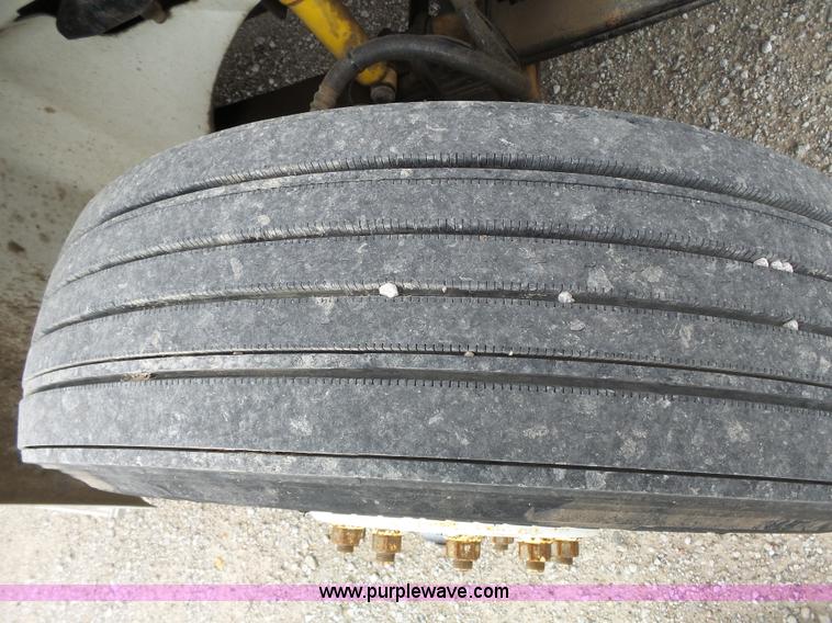 image for item J4978 2004 International 9400i semi truck