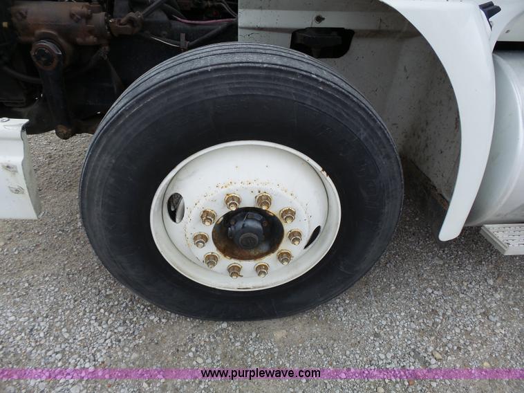 image for item J4978 2004 International 9400i semi truck