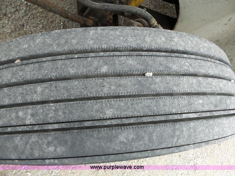 image for item J4978 2004 International 9400i semi truck