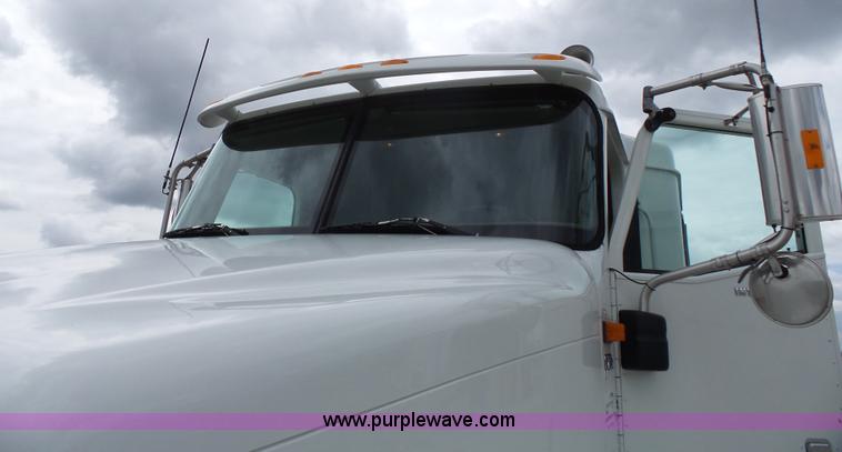 image for item J4978 2004 International 9400i semi truck