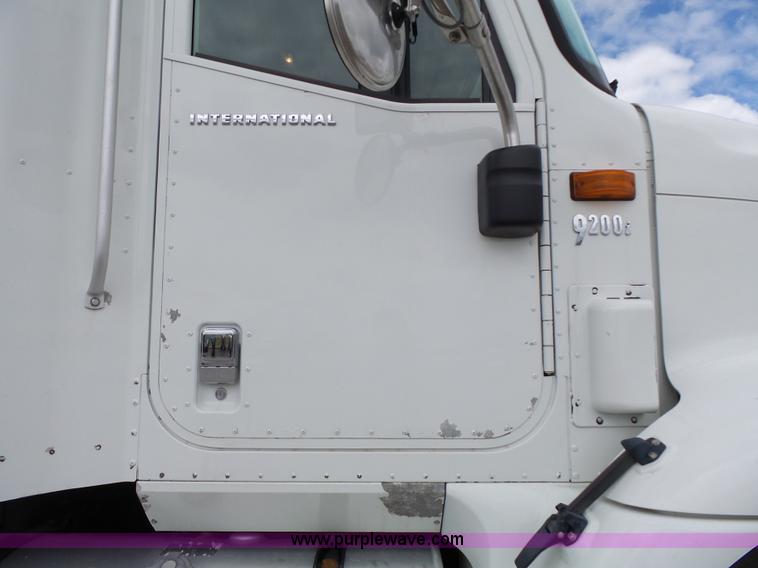image for item J4978 2004 International 9400i semi truck