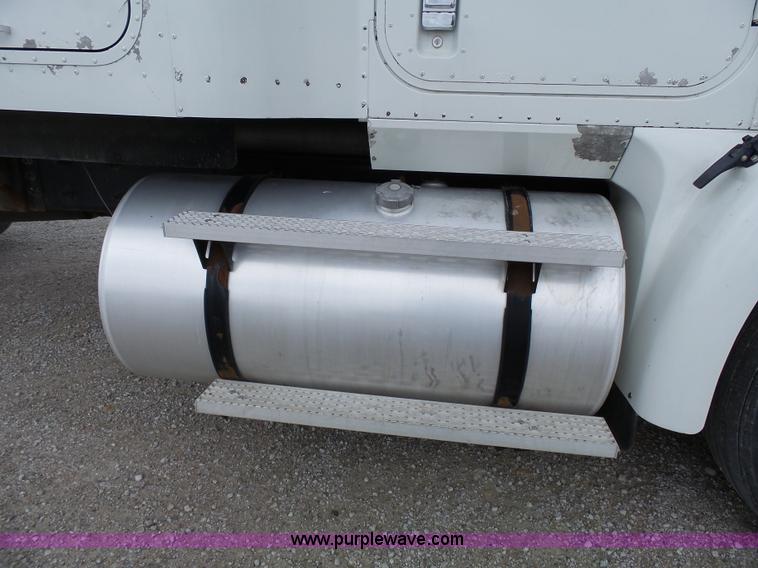 image for item J4978 2004 International 9400i semi truck