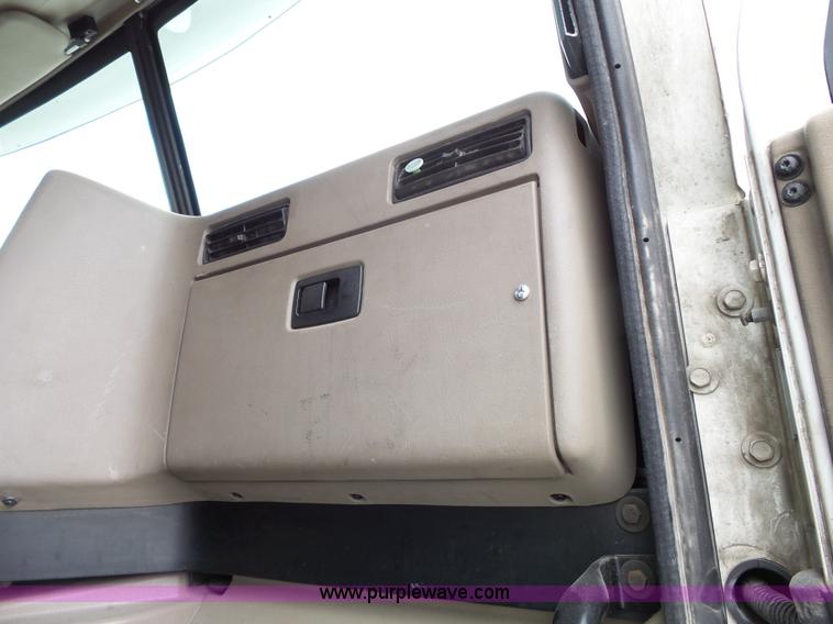 image for item J4978 2004 International 9400i semi truck