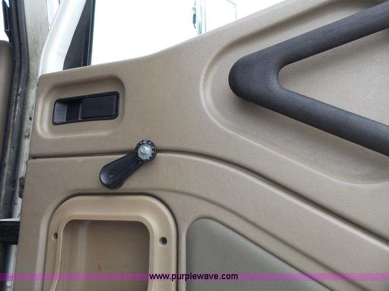 image for item J4978 2004 International 9400i semi truck