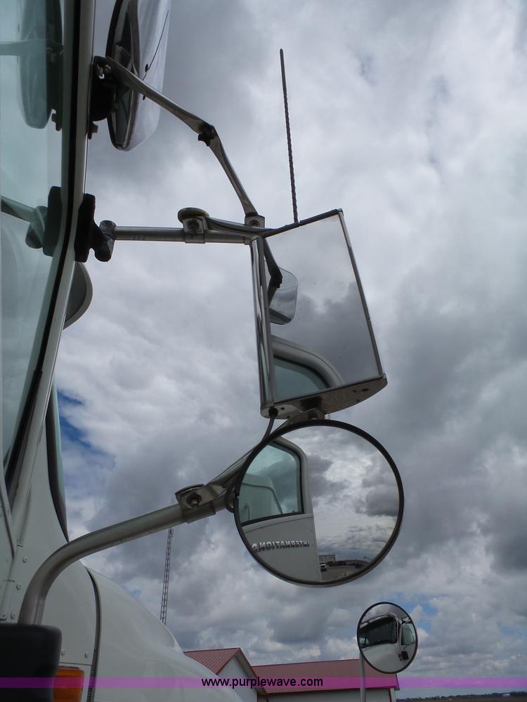 image for item J4978 2004 International 9400i semi truck