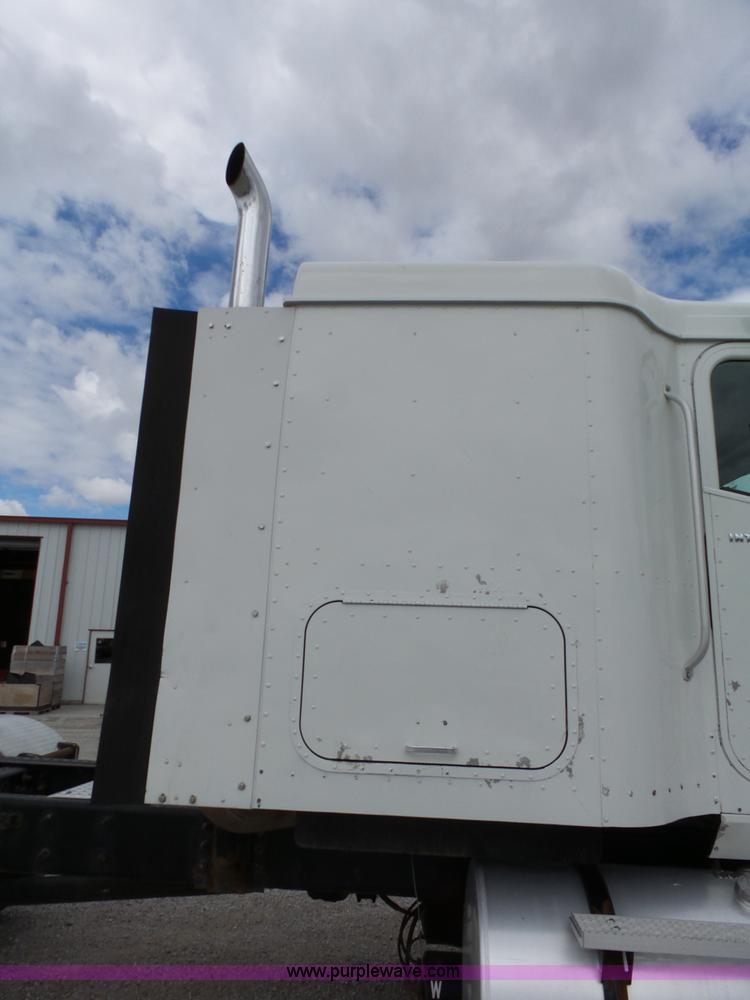 image for item J4978 2004 International 9400i semi truck