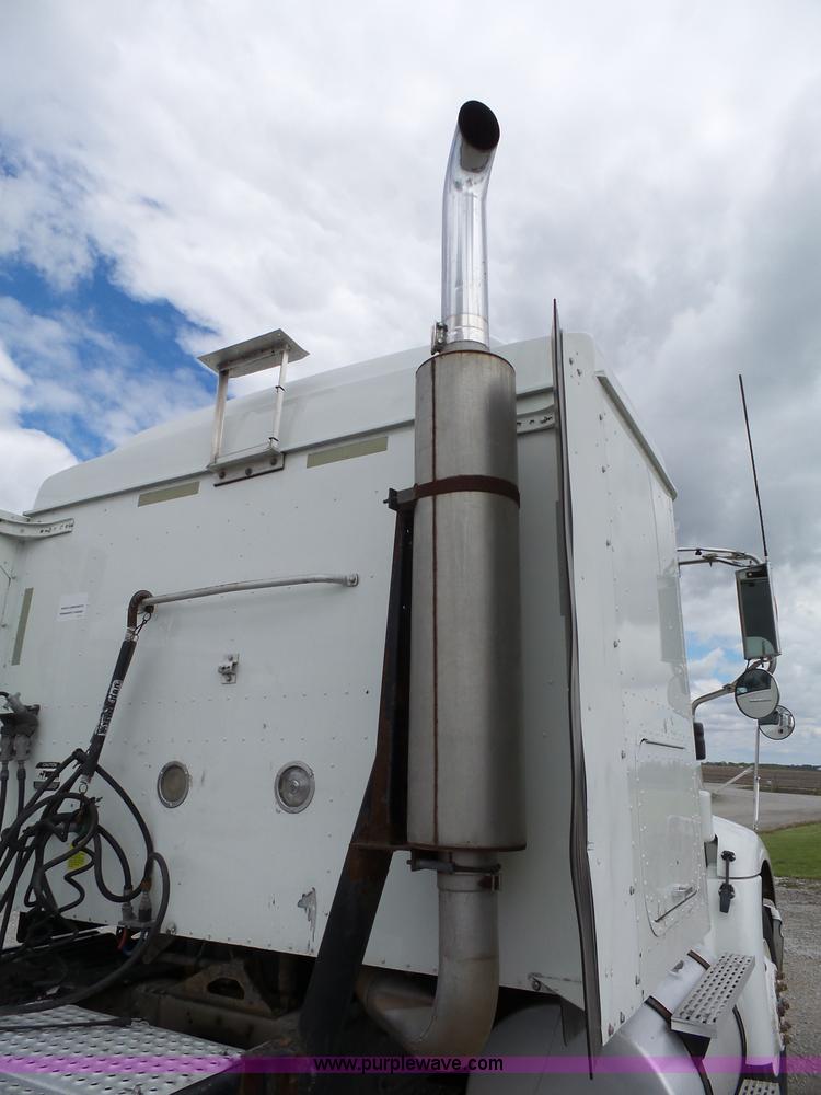 image for item J4978 2004 International 9400i semi truck