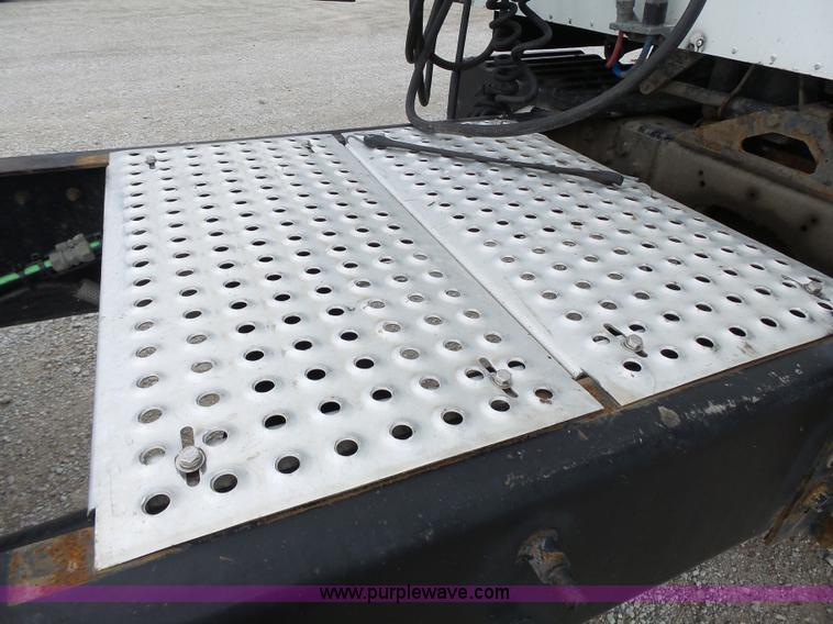 image for item J4978 2004 International 9400i semi truck