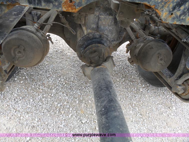 image for item J4978 2004 International 9400i semi truck