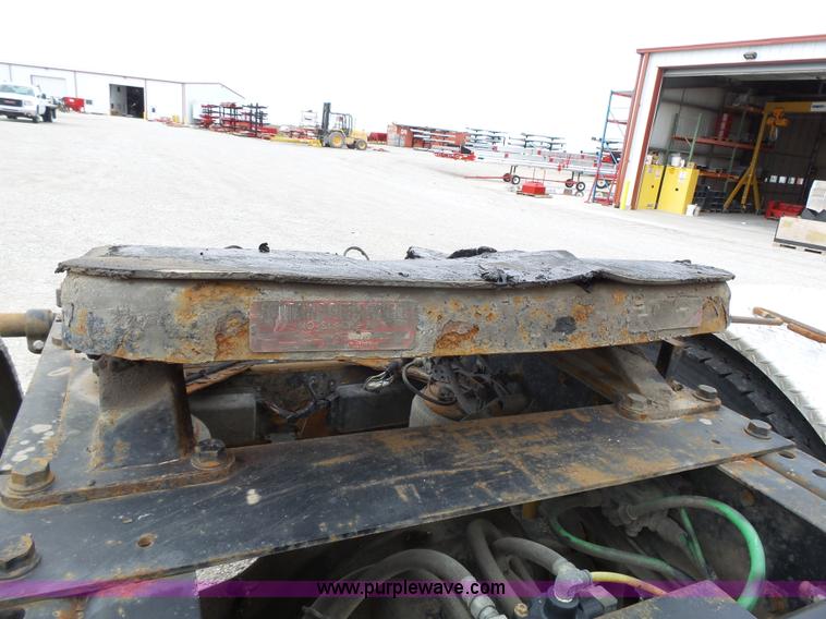 image for item J4978 2004 International 9400i semi truck