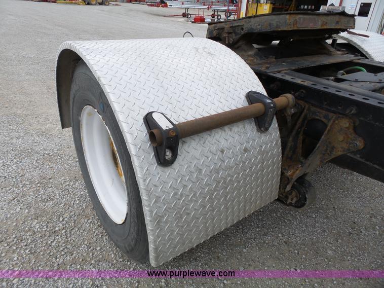 image for item J4978 2004 International 9400i semi truck