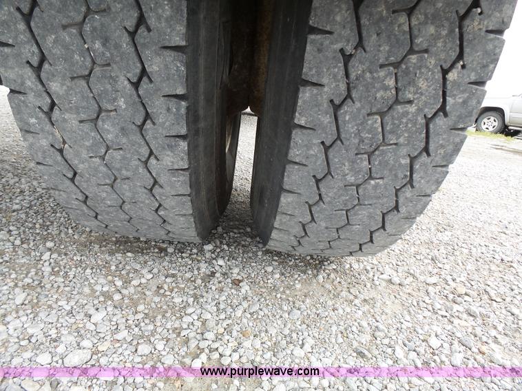 image for item J4978 2004 International 9400i semi truck