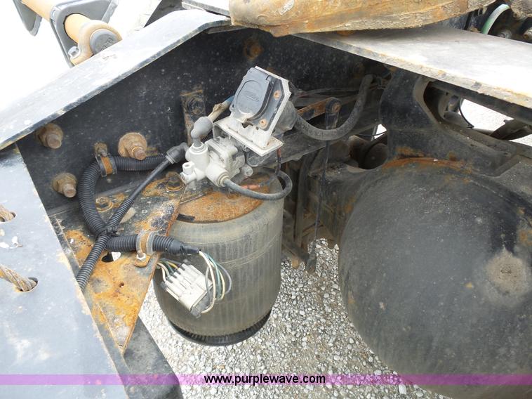 image for item J4978 2004 International 9400i semi truck