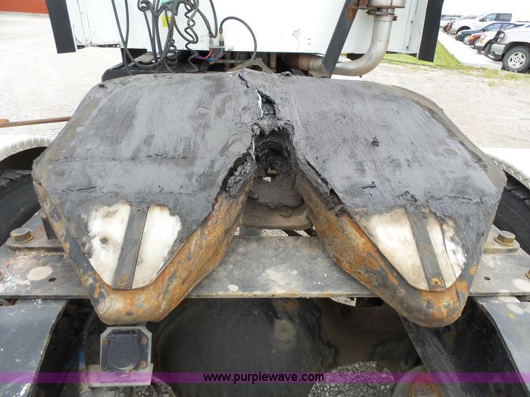 image for item J4978 2004 International 9400i semi truck