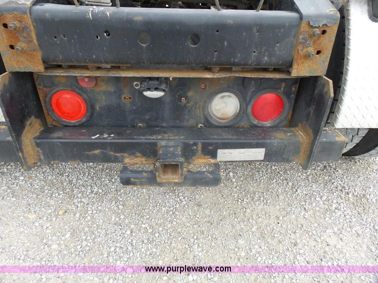 image for item J4978 2004 International 9400i semi truck