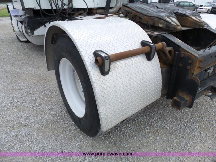 image for item J4978 2004 International 9400i semi truck