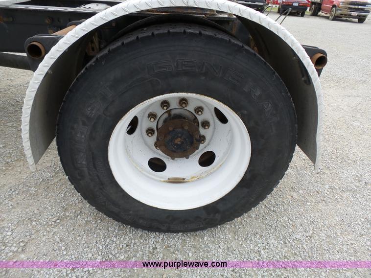 image for item J4978 2004 International 9400i semi truck