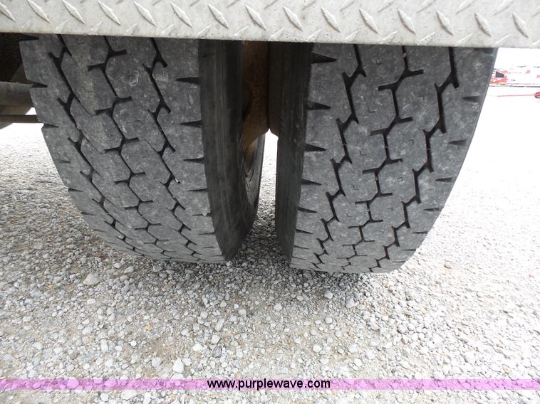 image for item J4978 2004 International 9400i semi truck