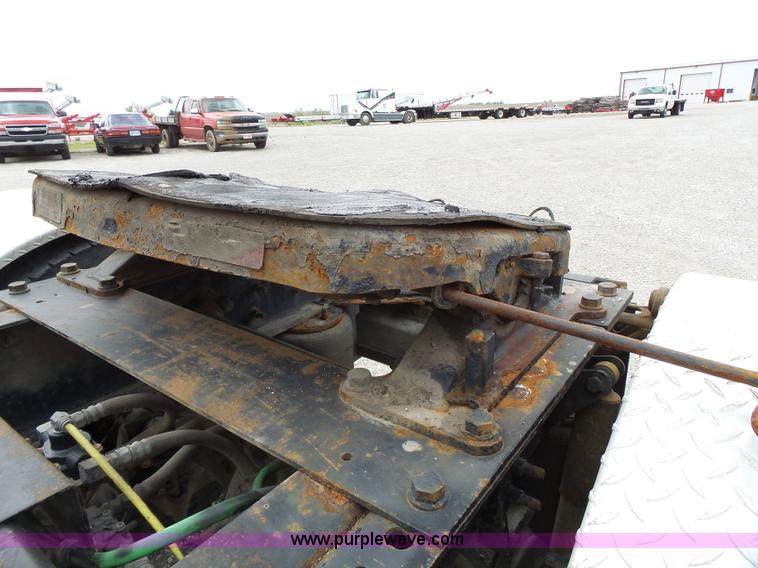 image for item J4978 2004 International 9400i semi truck