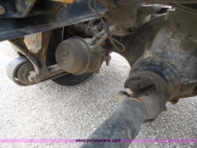 image for item J4978 2004 International 9400i semi truck