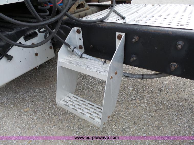 image for item J4978 2004 International 9400i semi truck